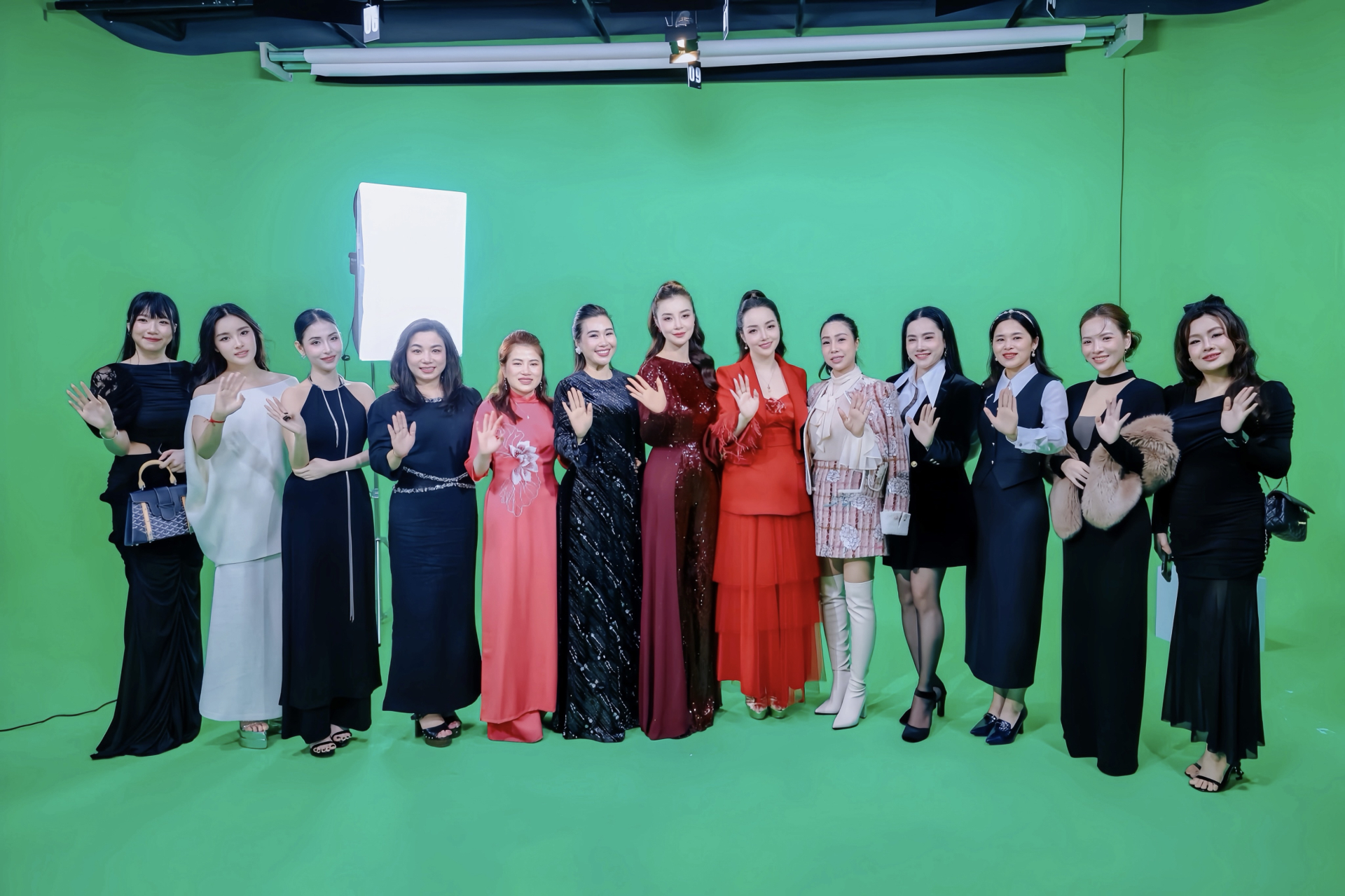 Các học viên khóa đầu tiên tại trường quay ảo.