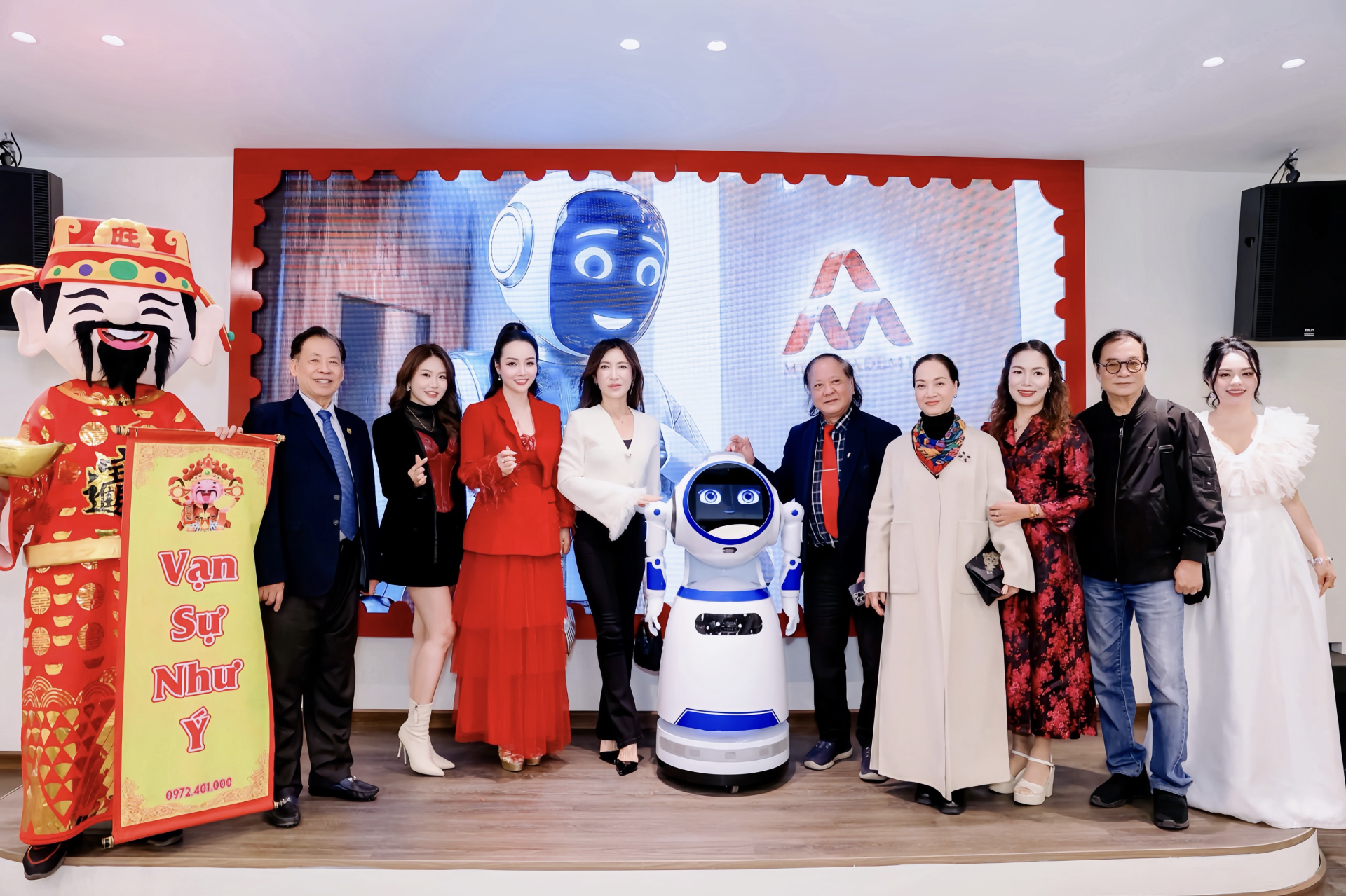 Đạo diễn, diễn viên Mai Thu Huyền đánh dấu 30 năm làm nghề bằng việc ra mắt MTH Academy 