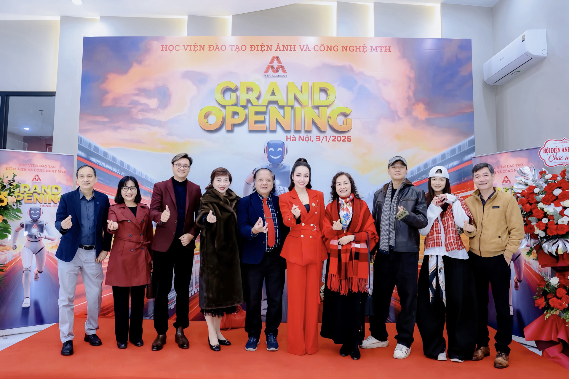 Nhà sáng lập & Tổng Giám đốc MTH Academy- ThS Mai Thu Huyền và đạo diễn Khải Anh-Nhà đồng sáng lập & Giám đốc nghệ thuật chụp ảnh cùng các khách mời trước khi vào sự kiện.