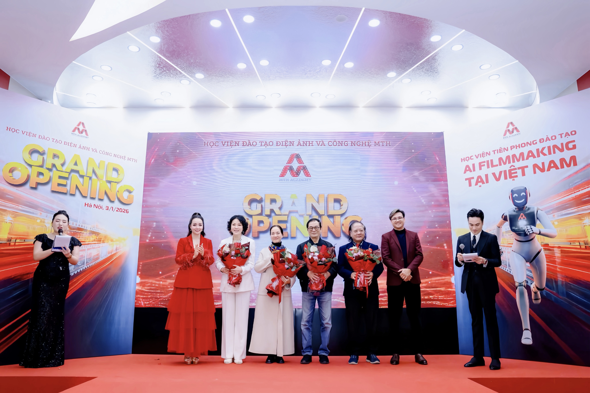 ThS Mai Thu Huyền và đạo diễn Nguyễn Khải Anh tặng hoa Hội đồng Cố vấn.