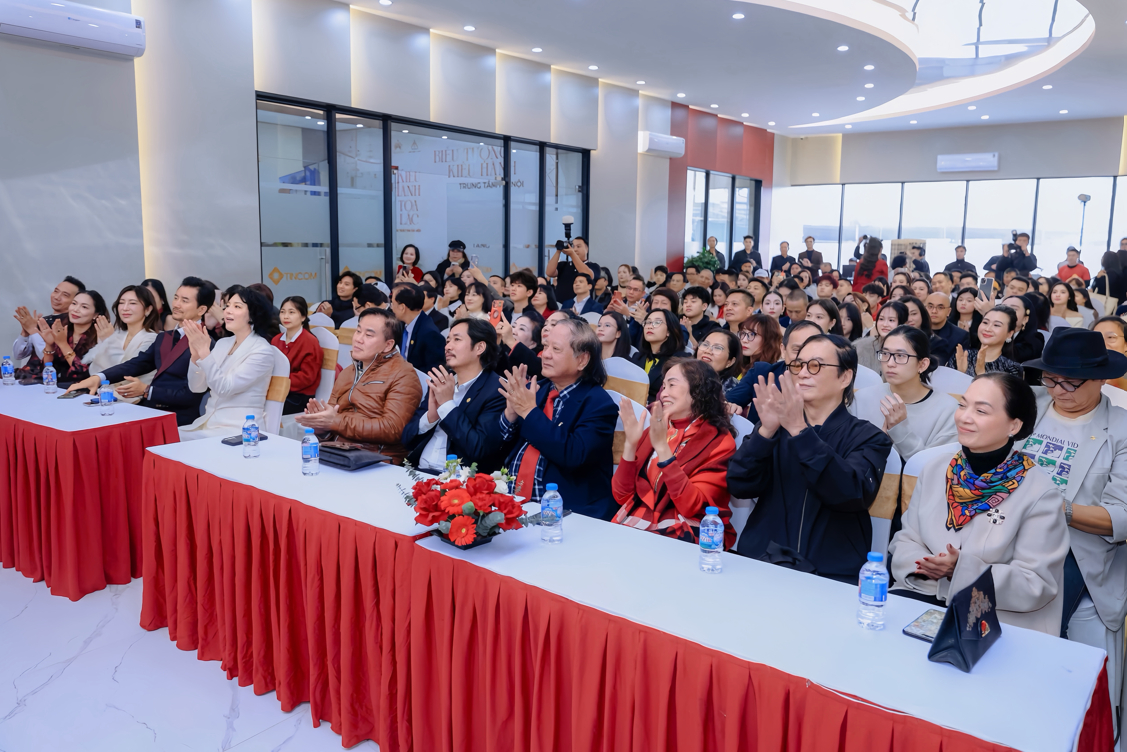 Đạo diễn, diễn viên Mai Thu Huyền đánh dấu 30 năm làm nghề bằng việc ra mắt MTH Academy 