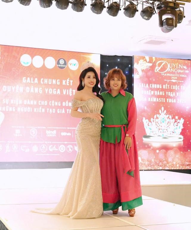  Bà Trần Thị Lan cùng Á hậu 2 Đặng Thị Tân – Cố vấn cấp cao của cuộc thi