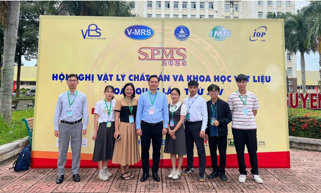 TS. Nguyễn Nhật Linh (ngoài cùng bên trái) và nhóm nghiên cứu Phòng Công nghệ Plasma - Viện Khoa học vật liệu (Ảnh: Nguồn Viện Hàn lâm KHoa học và Công nghệ Việt Nam)