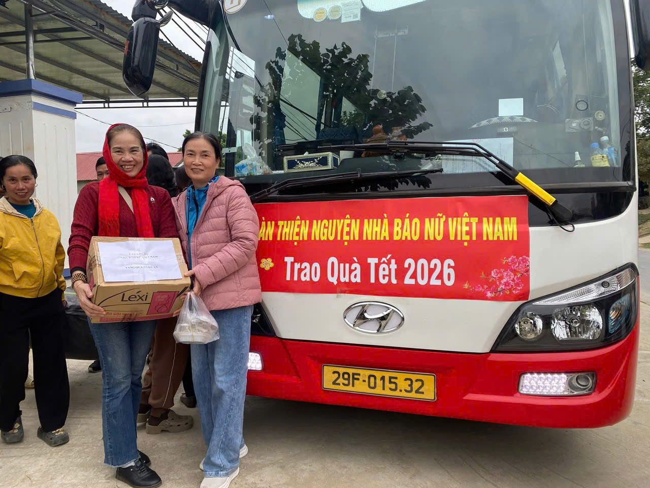 Đoàn thiện nguyện CLB Nhà Báo Nữ Việt Nam đến với bà con Tân Hợp