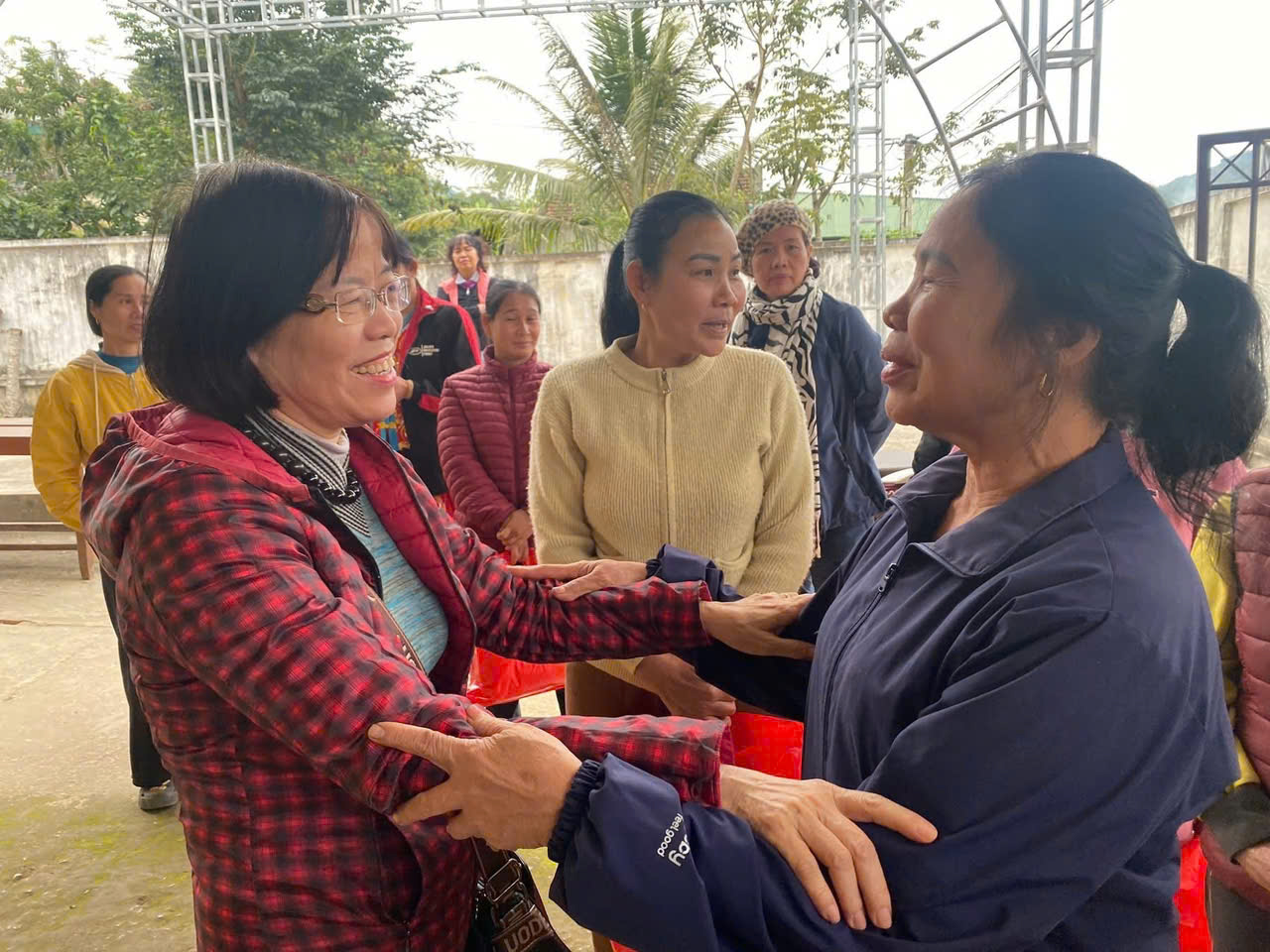 Đoàn thiện nguyện CLB Nhà Báo Nữ Việt Nam đến với bà con Tân Hợp