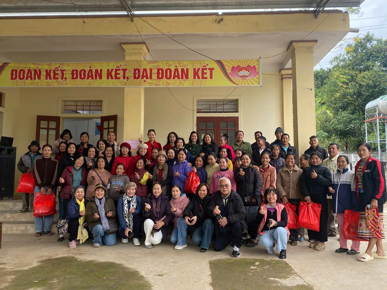 Đoàn thiện nguyện CLB Nhà Báo Nữ Việt Nam đến với bà con Tân Hợp