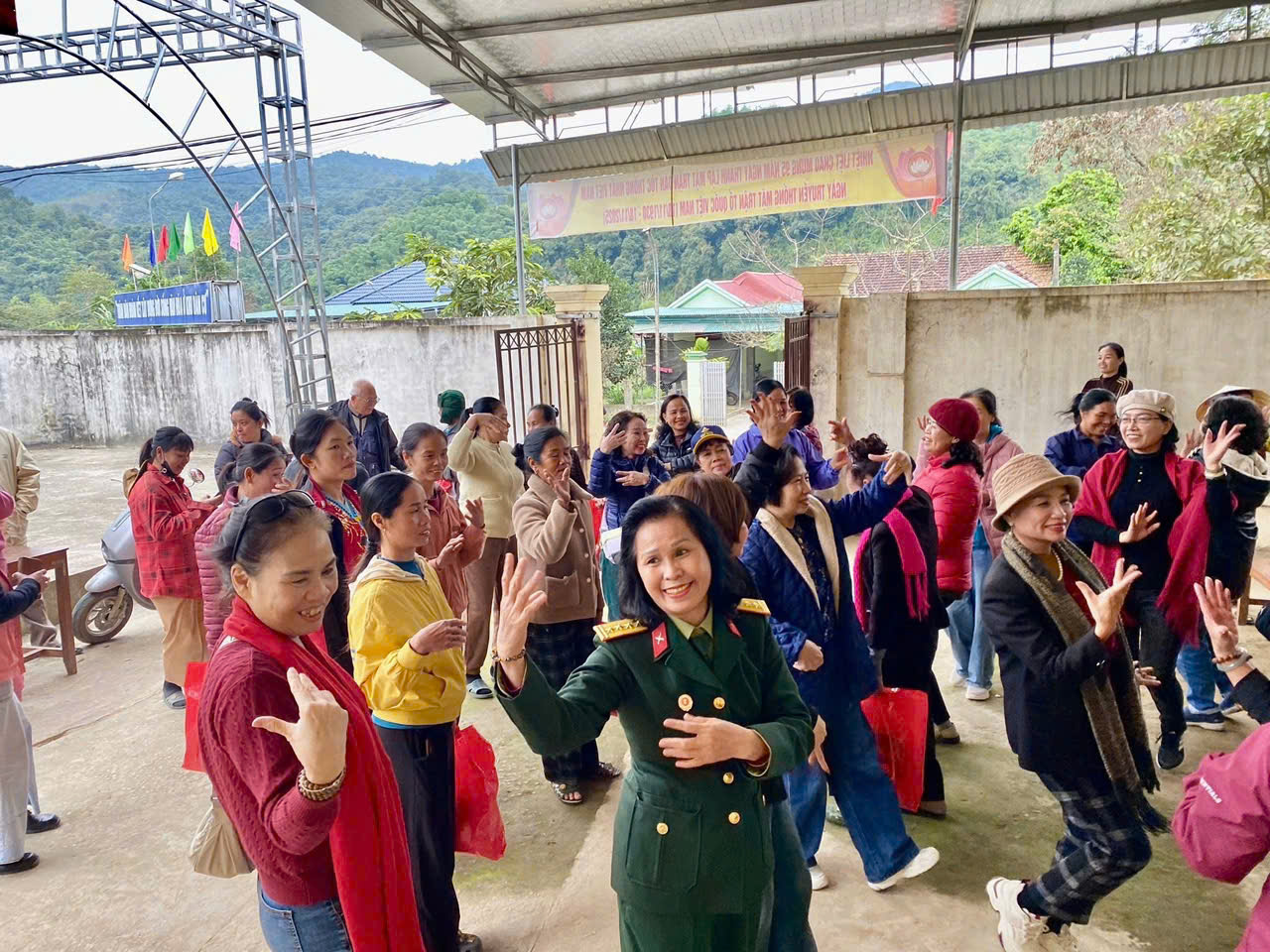 Đoàn thiện nguyện CLB Nhà Báo Nữ Việt Nam đến với bà con Tân Hợp