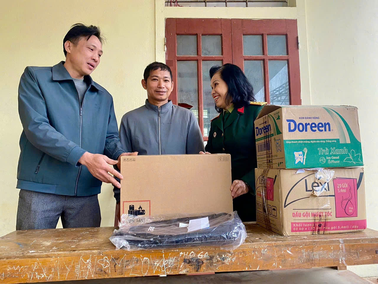 Đoàn thiện nguyện CLB Nhà Báo Nữ Việt Nam đến với bà con Tân Hợp