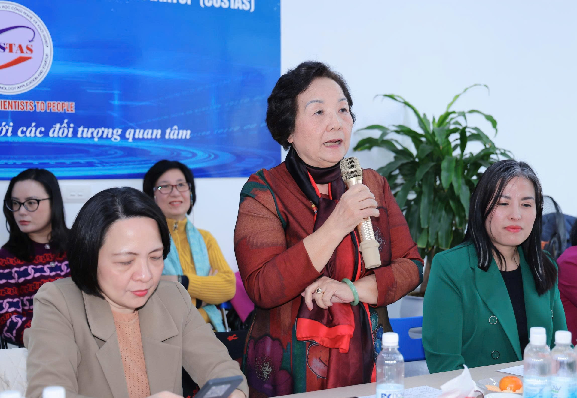 Bà Nguyễn Thị Hồi, Phó Chủ tịch Hội Nữ trí thức Việt Nam phát biểu.