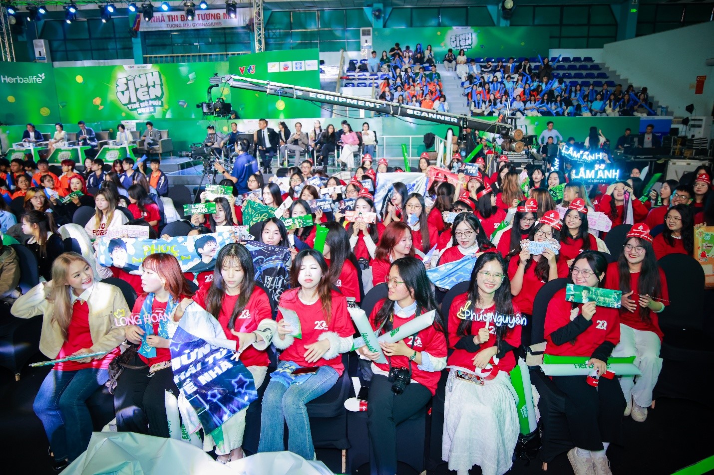  Rất đông sinh viên đến cổ vũ cho các đội chơi tại đến
