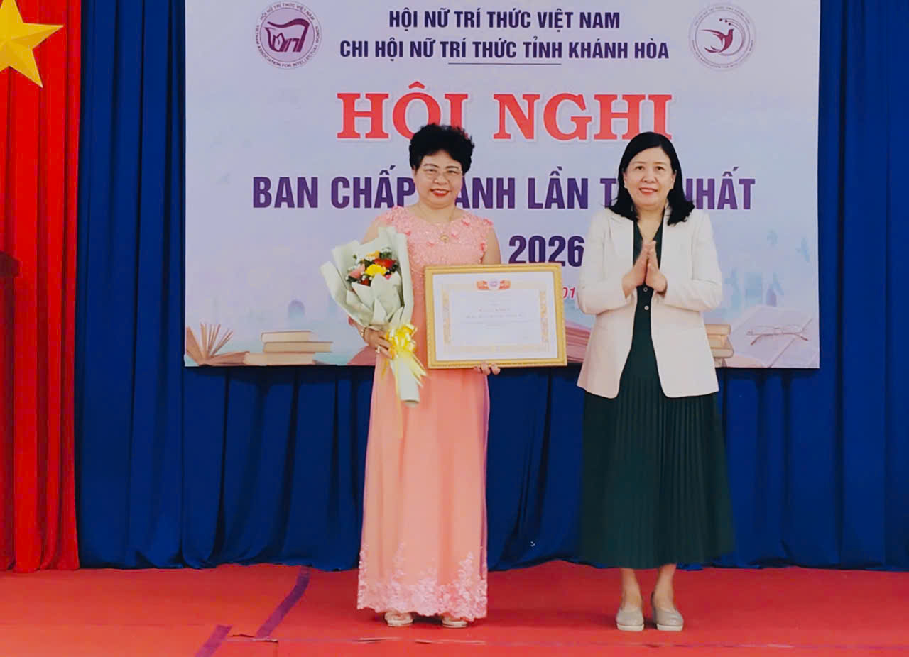  Bà Trịnh Thị Thùy Linh, Phó chủ tịch Liên Hiệp các Hội Khoa học và Kỹ thuật tỉnh Khánh Hòa trao bằng khen cho Chi hội Nữ trí thức tỉnh Khánh Hòa.