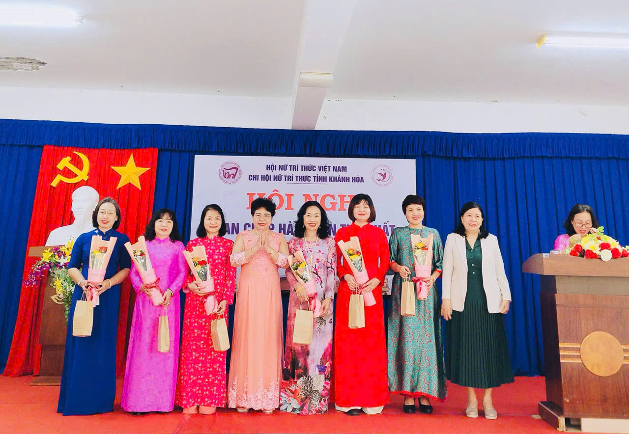 Khen thưởng các thành viên chi hội có thành tích, đóng góp cho hoạt động của chi hội.