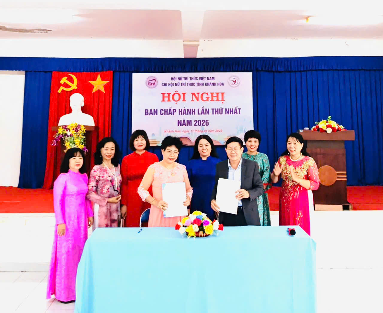 NGƯT.PGS.TS. Nguyễn Thị Thúy Hường, UVBCH Hội Nữ trí thức Việt Nam, Chi hội trưởng Chi hội NTT tỉnh Khánh Hòa ký kết chương trình phối hợp công tác giữa chi hội nữ trí thức tỉnh Khánh Hòa và Ông Đinh Xuân Hương, Giám đốc Thư viện tỉnh Khánh Hòa.