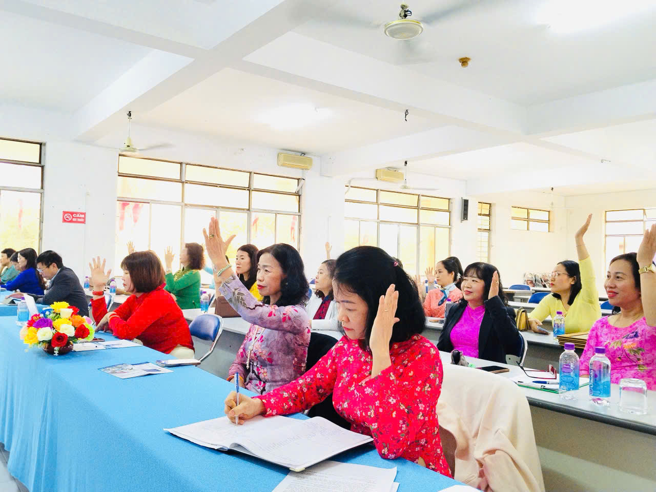 Các đại biểu nhất trí cao về việc thống nhất thông qua Nghị quyết