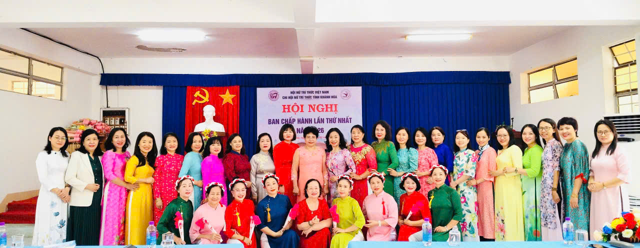 Các đại biểu chụp ảnh lưu niệm.