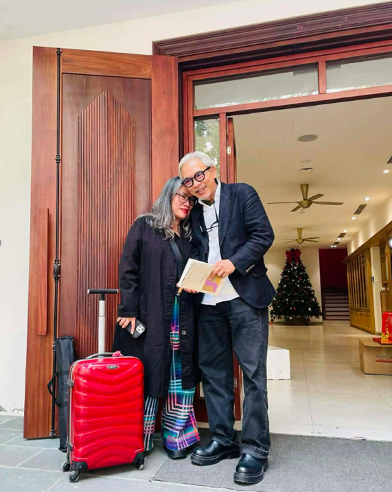 Nhà văn Bùi Mai Hạnh và nhiếp ảnh gia Dương Minh Long gặp lại nhau tại Hà Nội, nhân dịp chị ra sách Người xé mặt nạ. Ảnh: Nhà văn Bùi Mai Hạnh cung cấp.