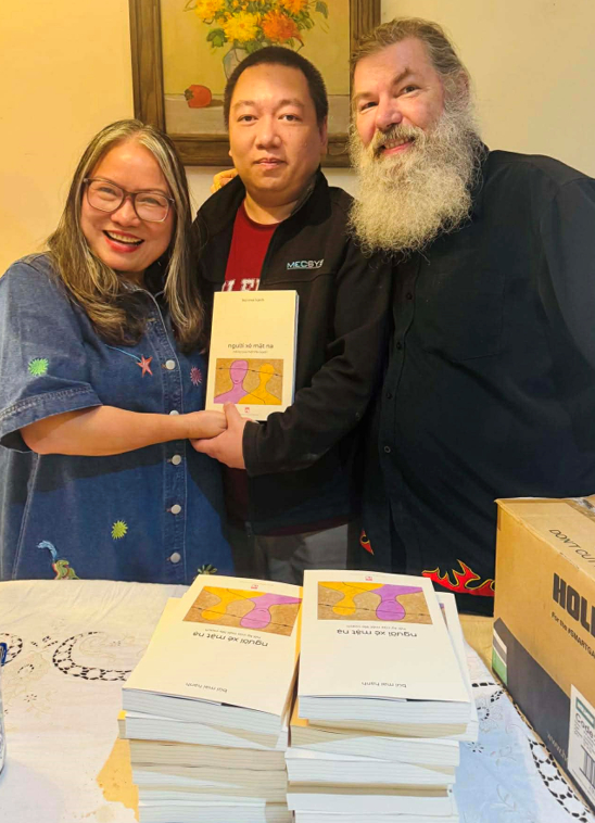 Tác giả cùng gia đình. Ảnh: Nhà văn Bùi Mai Hạnh cung cấp.