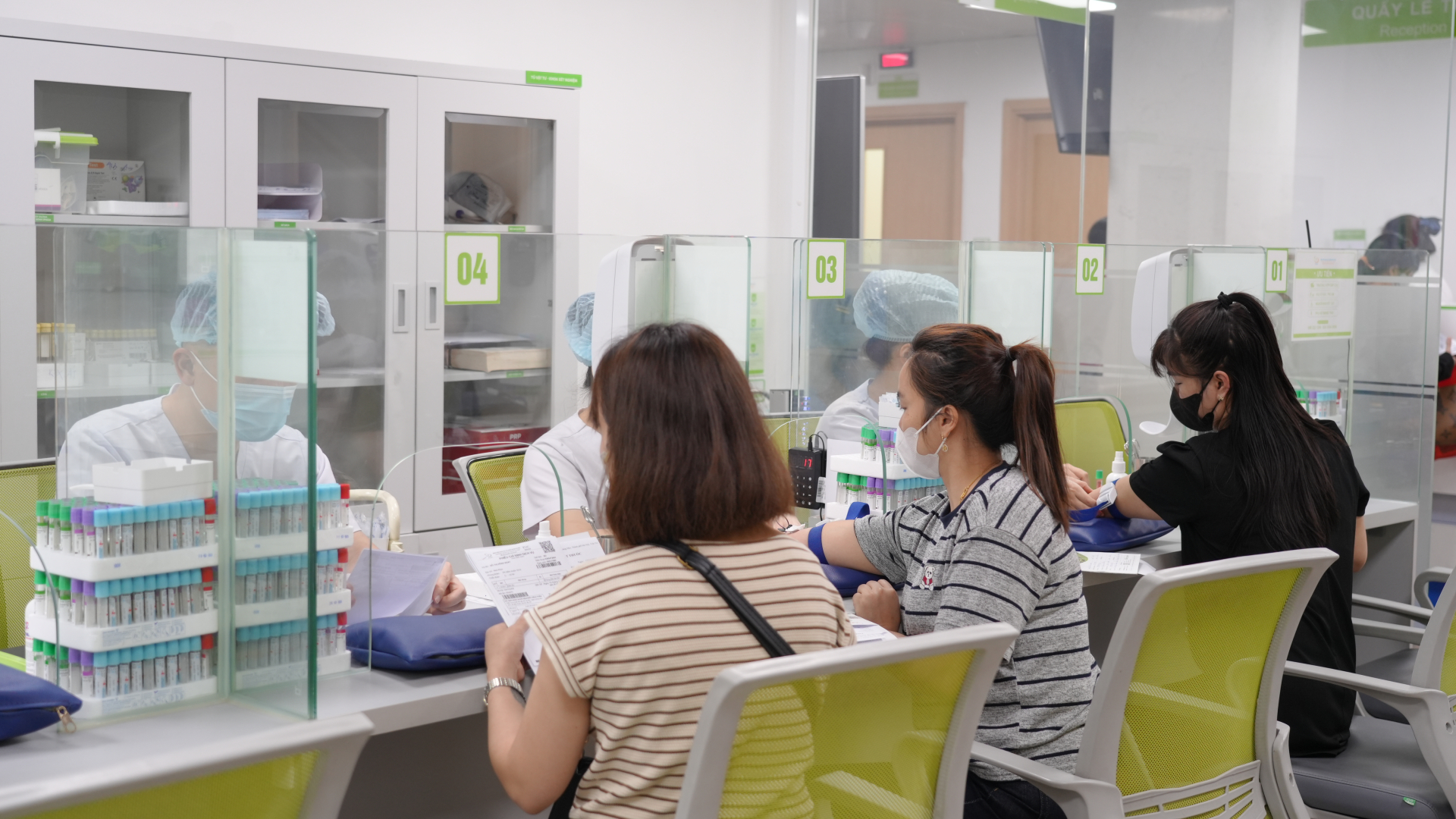 Bệnh nhân khám và lấy máu xét nghiệm