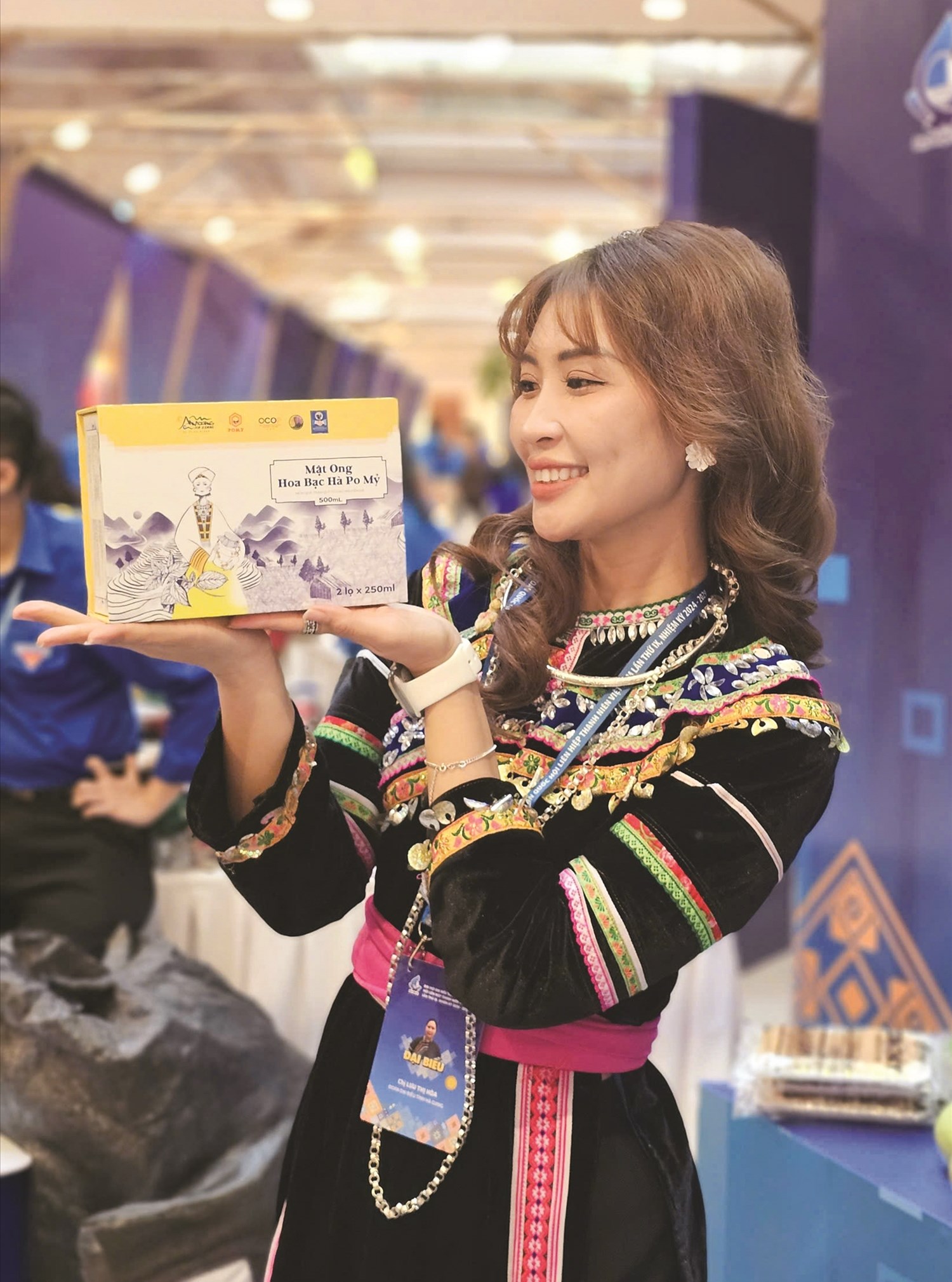 Giám đốc HTX Po Mỷ, Lưu Thị Hòa, cùng các sản phẩm nông sản của hợp tác xã