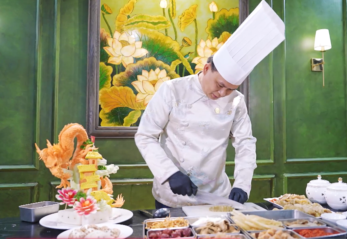 Nghệ nhân Lê Văn Khánh thực hiện món 