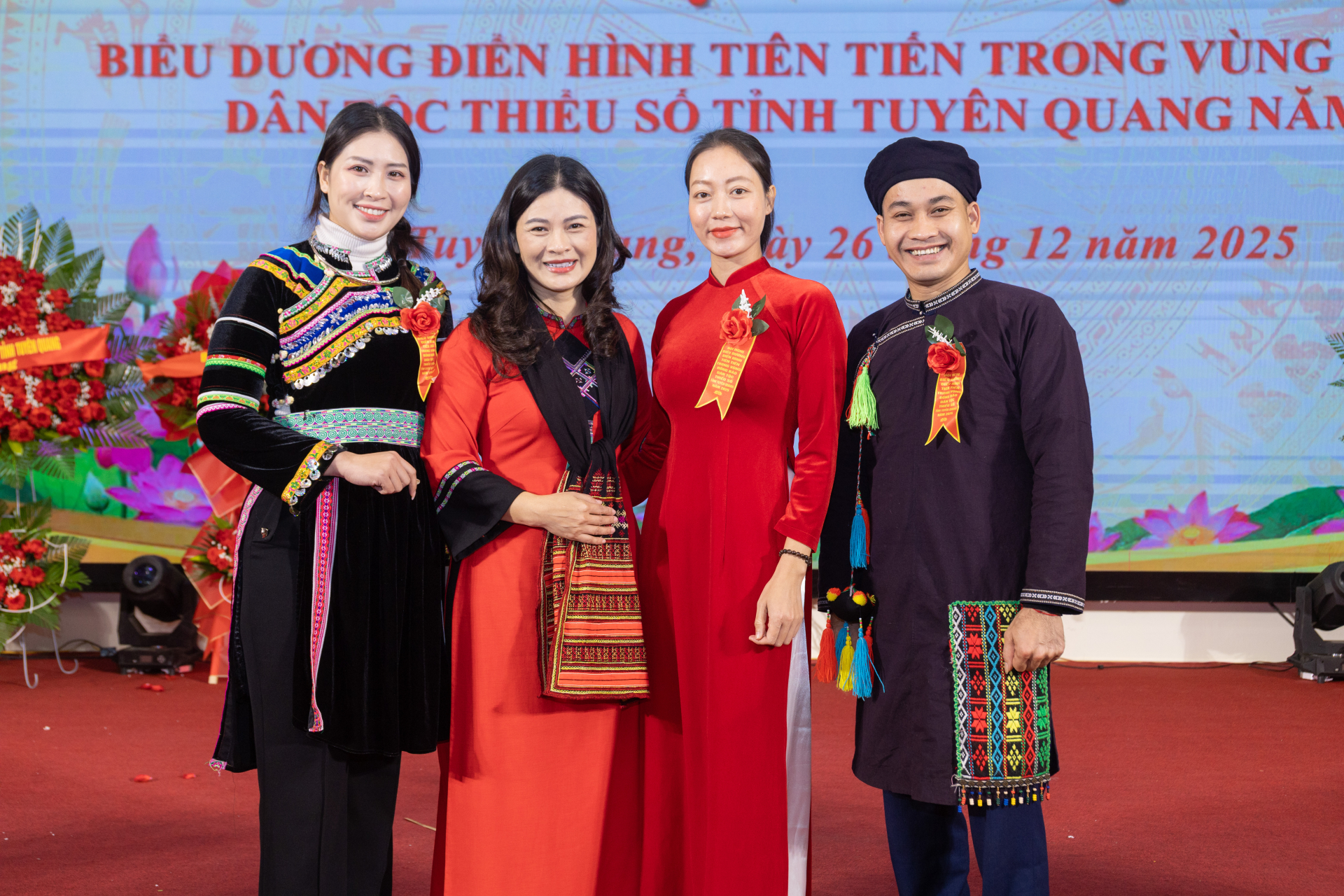 Bà Vương Ngọc Hà và các điển hình tiên tiến của tỉnh