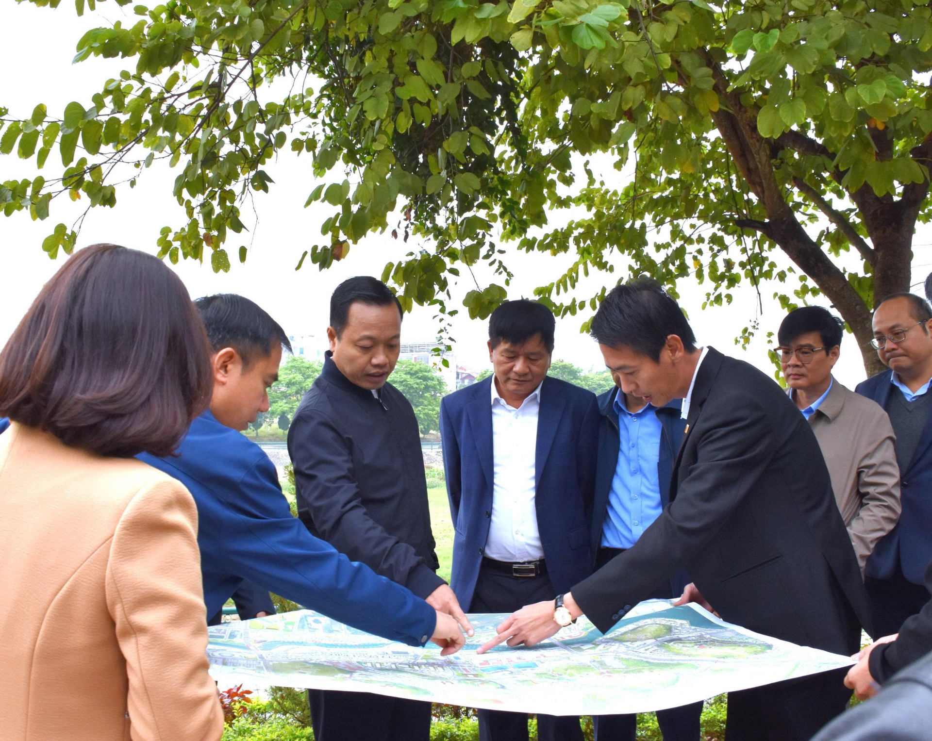 Bí thư Tỉnh ủy Trần Tiến Dũng kiểm tra thực địa các dự án trên địa bàn phường Điện Biên Phủ.