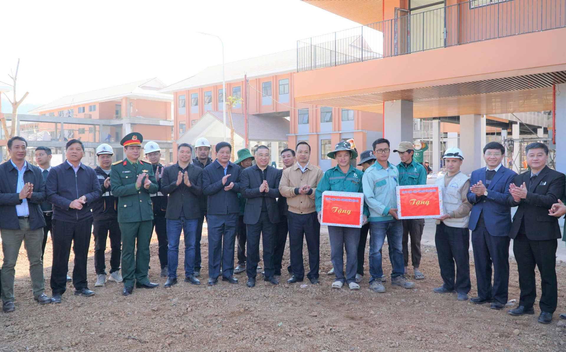 Bí thư Tỉnh ủy Trần Tiến Dũng tặng quà công nhân thi công dự án Trường liên cấp Tiểu học – THCS Si Pa Phìn.