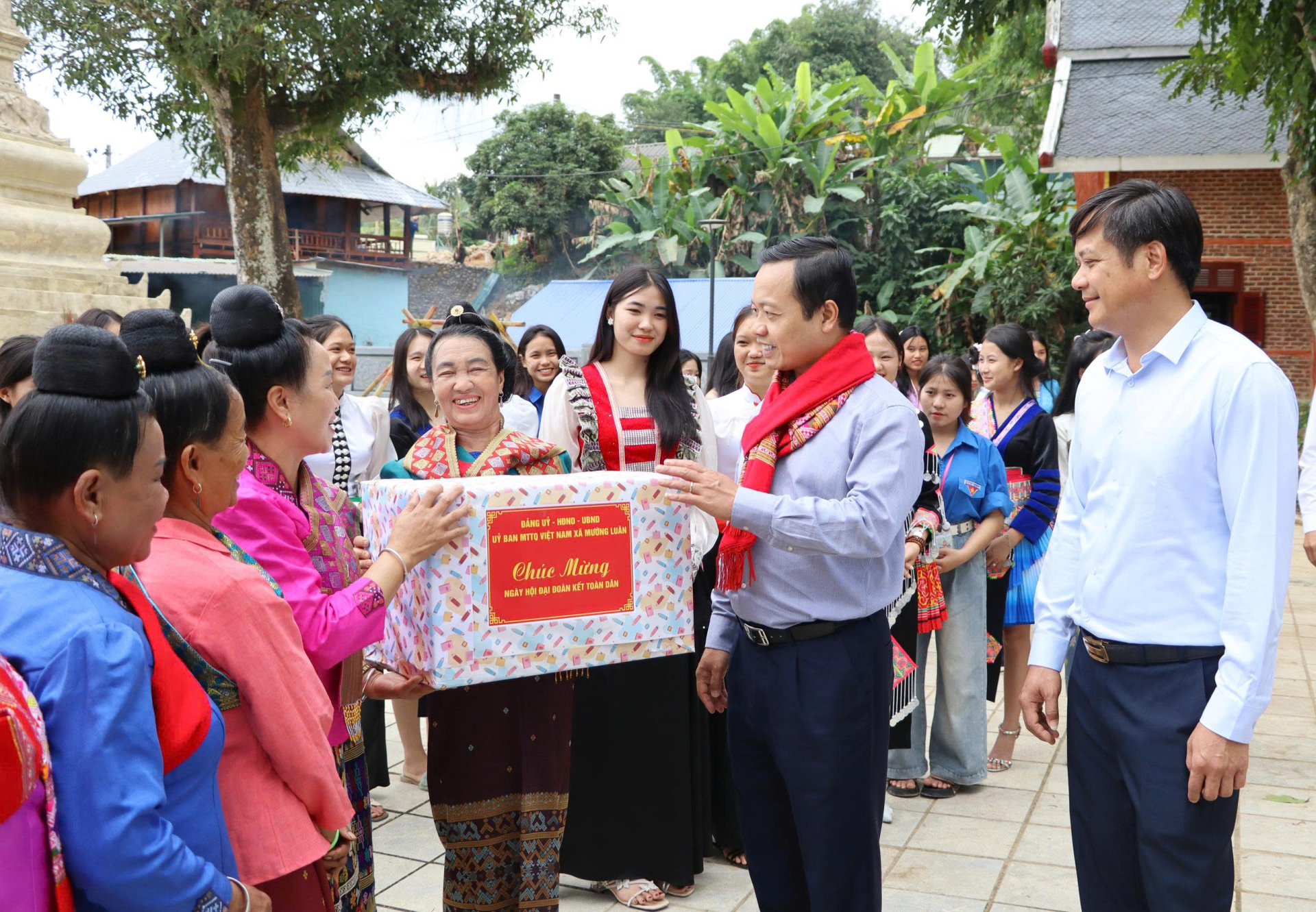 Bí thư Tỉnh ủy Trần Tiến Dũng tặng quà người dân bản Mường Luân 1, xã Mường Luân nhân ngày hội Đại đoàn kết dân tộc năm 2025.