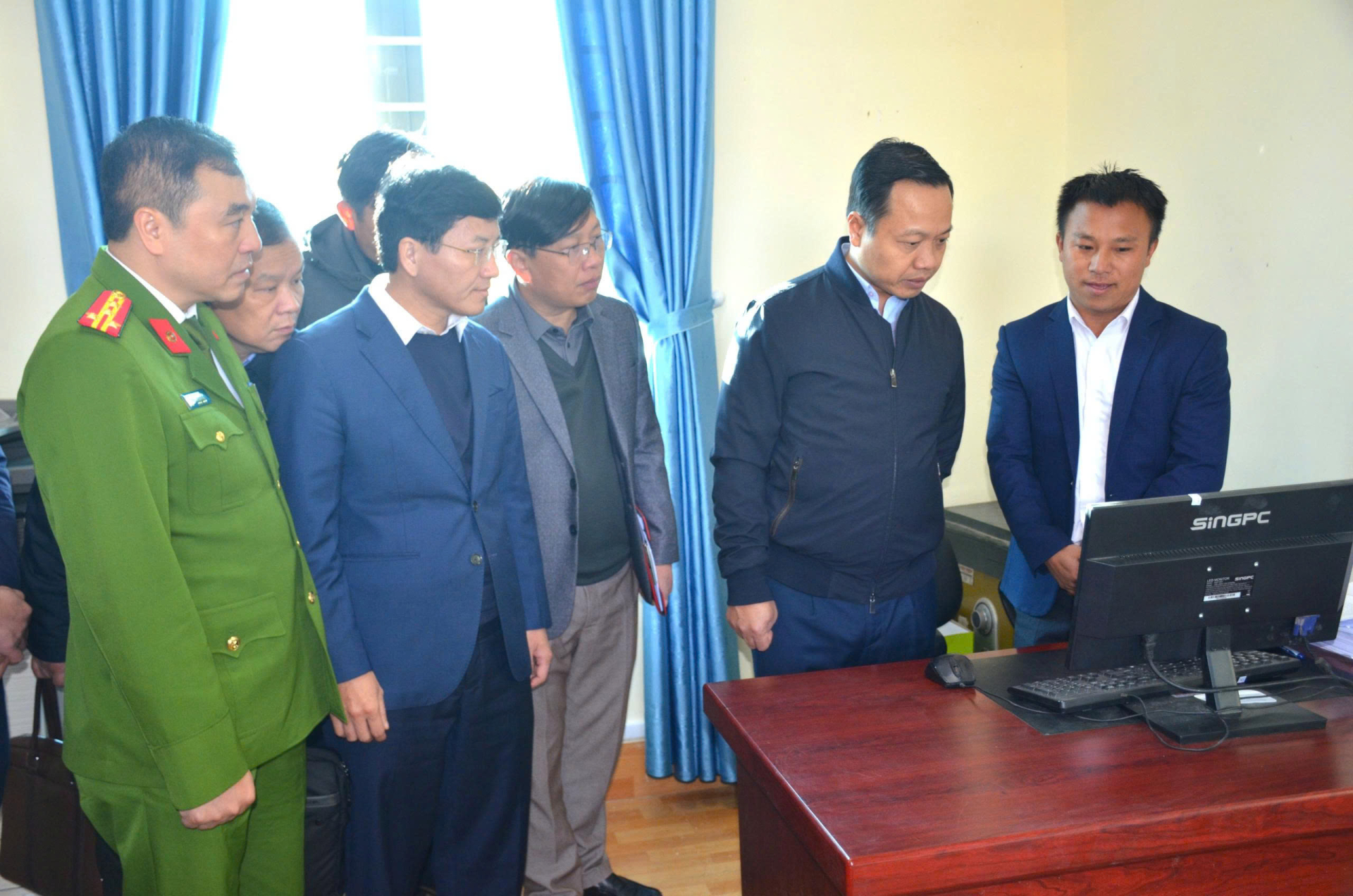 Bí thư Tỉnh ủy Trần Tiến Dũng cùng các thành viên trong đoàn công tác kiểm tra việc vận hành Trung tâm Phục vụ hành chính công xã Pu Nhi.