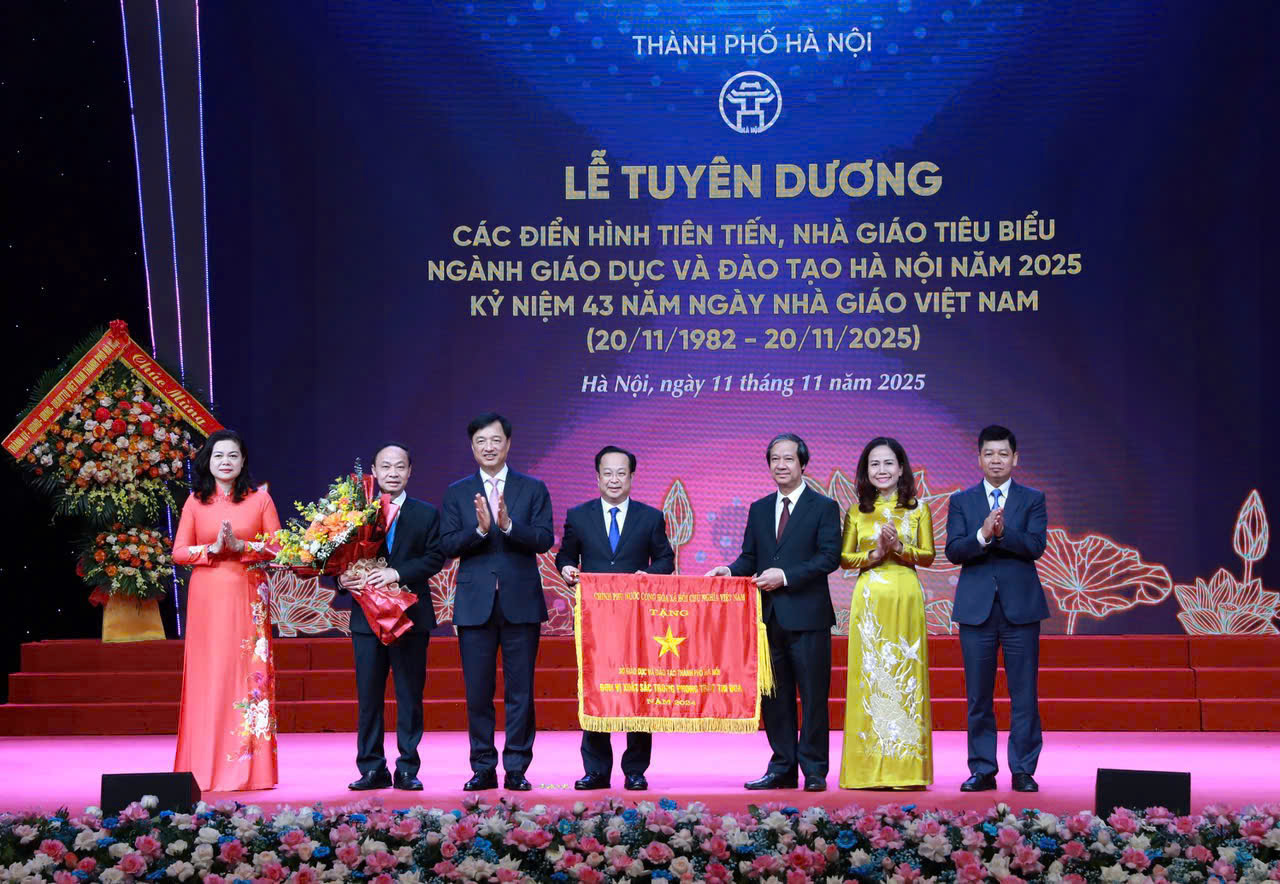 Bí thư Thành uỷ Hà Nội Nguyễn Duy Ngọc, Bộ trưởng Bộ Giáo dục và đào tạo Nguyễn Kim Sơn trao cờ đơn vị xuất sắc phong trào thi đua và tặng hoa chúc mừng Sở Giáo dục và đào tạo Hà Nội.