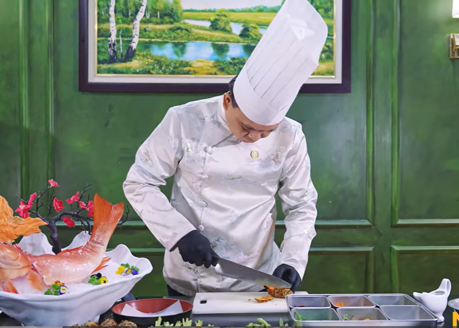 Nghệ nhân Lê Văn Khánh thực hiện món Cá song đỏ sốt nghệ tươi