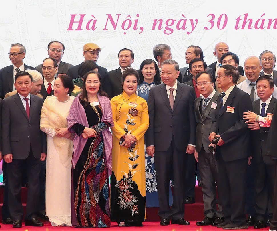 Tổng Bí thư Tô Lâm chụp ảnh cùng các văn nghệ sĩ