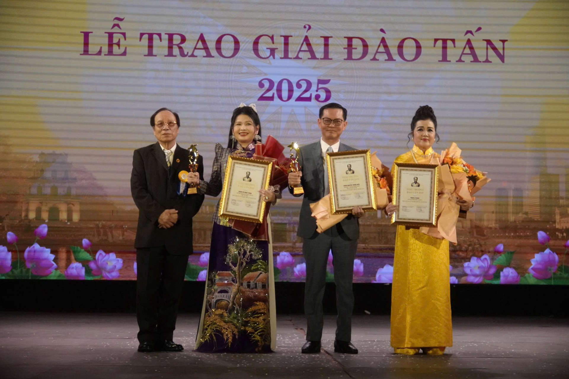 Giải thưởng Đào Tấn năm 2025 được trao cho những nỗ lực của sân khấu Lệ Ngọc