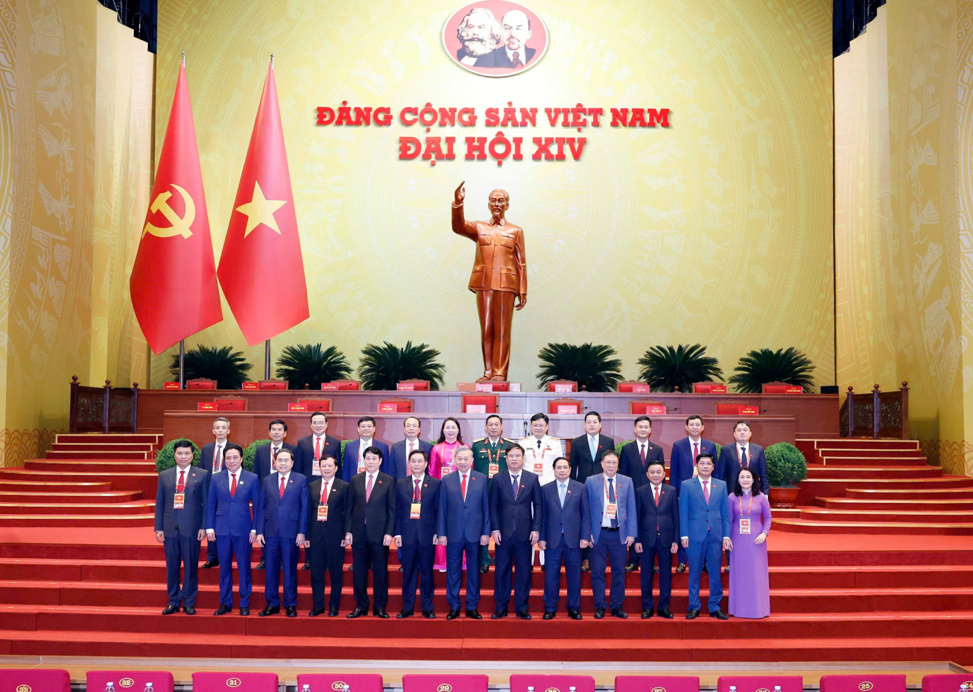 Bà Nguyễn Thị Ái Vân (áo dài hồng, hàng sau)-Ủy viên Thường vụ Thành Ủy, Phó Chủ tịch Thường trực UBMTTQ Việt Nam TP Huế, Chủ tịch Hội Nữ trí thức TP Huế và đoàn đại biểu của TP Huế chụp ảnh cùng Tổng Bí thư Tô Lâm tại Đại hội đại biểu toàn quốc của Đảng lần thứ XIV.