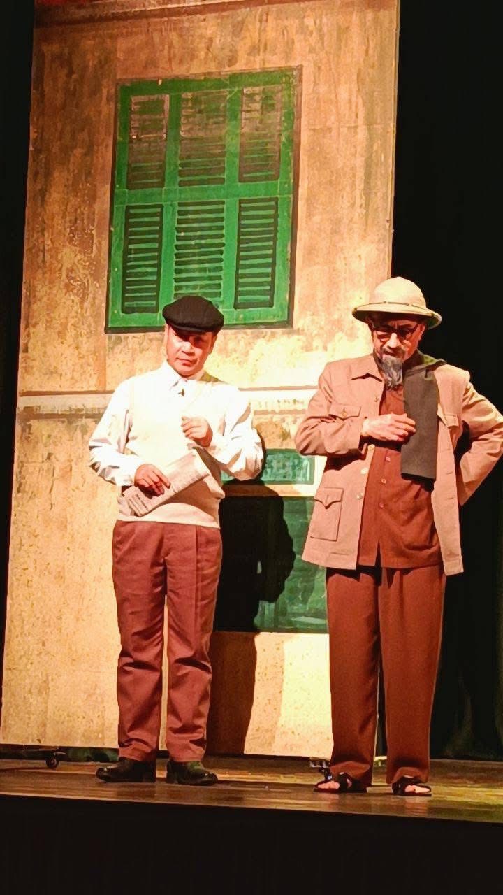 NSƯT Văn Hải vai Bác Hồ trong vở kịch 