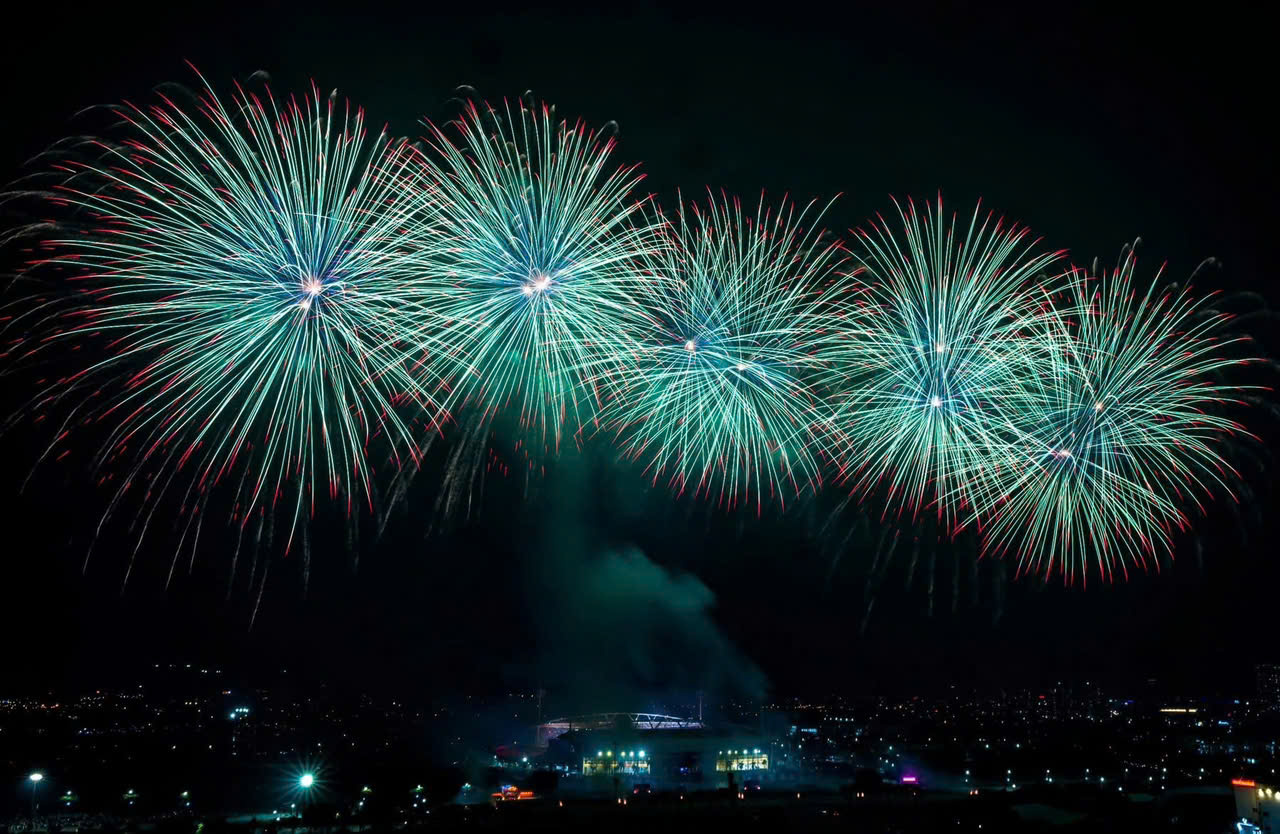 Pháo hoa rực sáng bầu trời Hà Nội, lan tỏa niềm tin và khí thế mới mừng Đại hội XIV của Đảng thành công