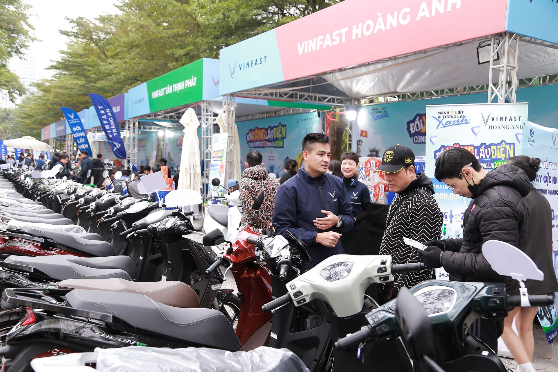 Chương trình thu hút đông đảo khách hàng đến tham quan, trải nghiệm, thu xăng đổi điện