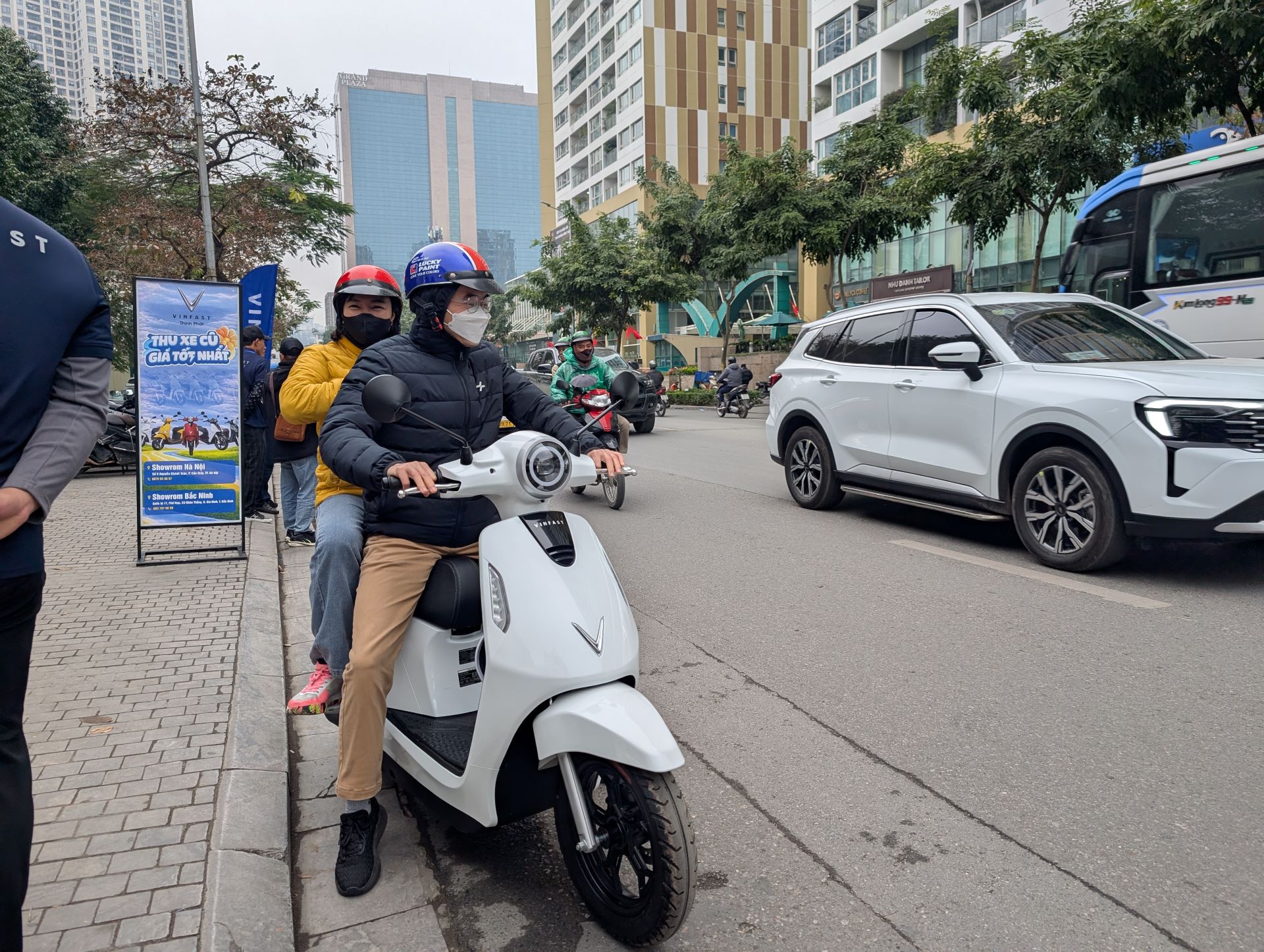 Hai vợ chồng anh Hoàng lên xe Evo Grand Lite vừa mua để đi về nhà