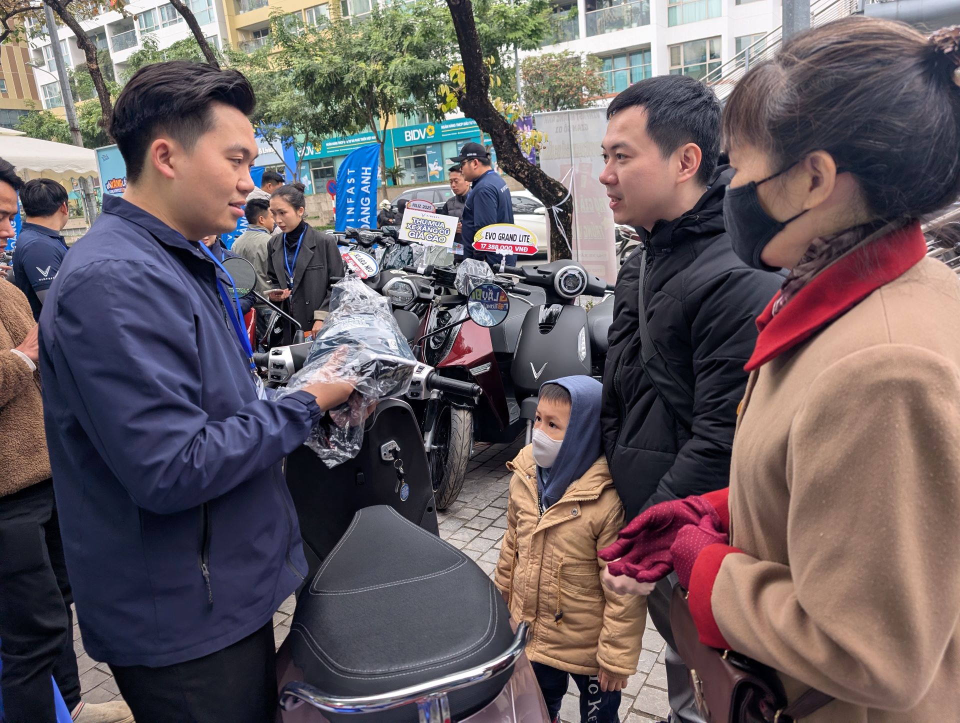  Anh Tuấn (phải) cùng mẹ nghe tư vấn về chiếc xe VinFast Evo Grand Lite.