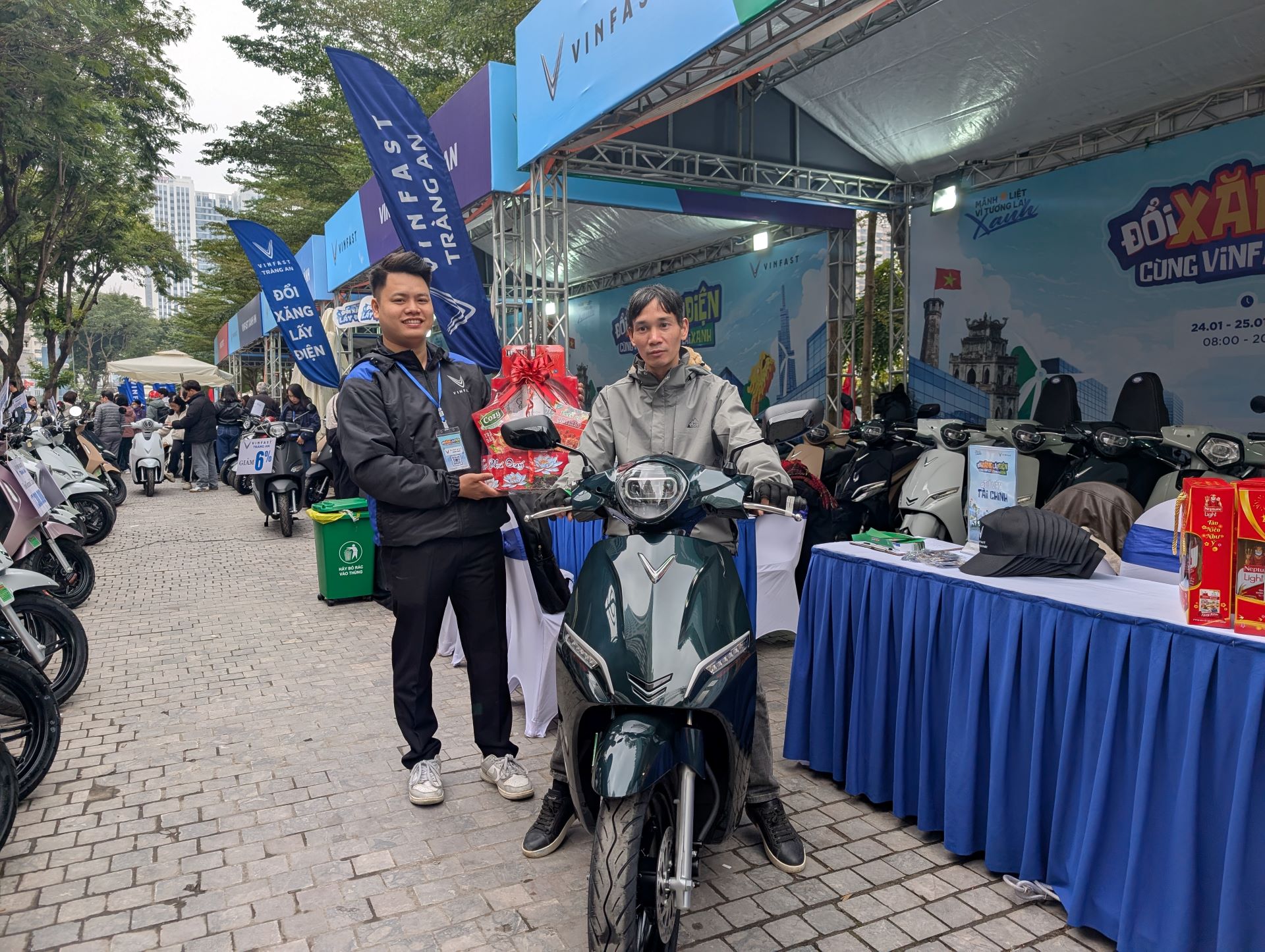 Anh Hồng cùng chiếc VinFast Feliz 2025 vừa mua tại sự kiện