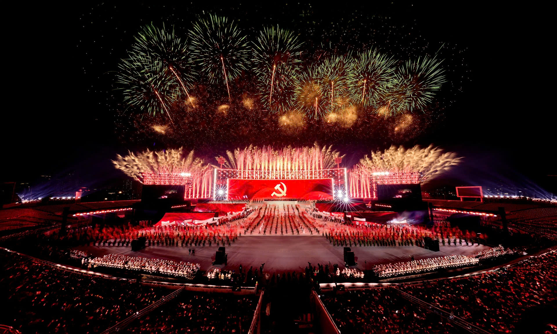 “Concert pháo hoa quốc gia” có quy mô sân khấu hoành tráng chưa từng có tiền lệ. Ảnh: Ánh Dương.