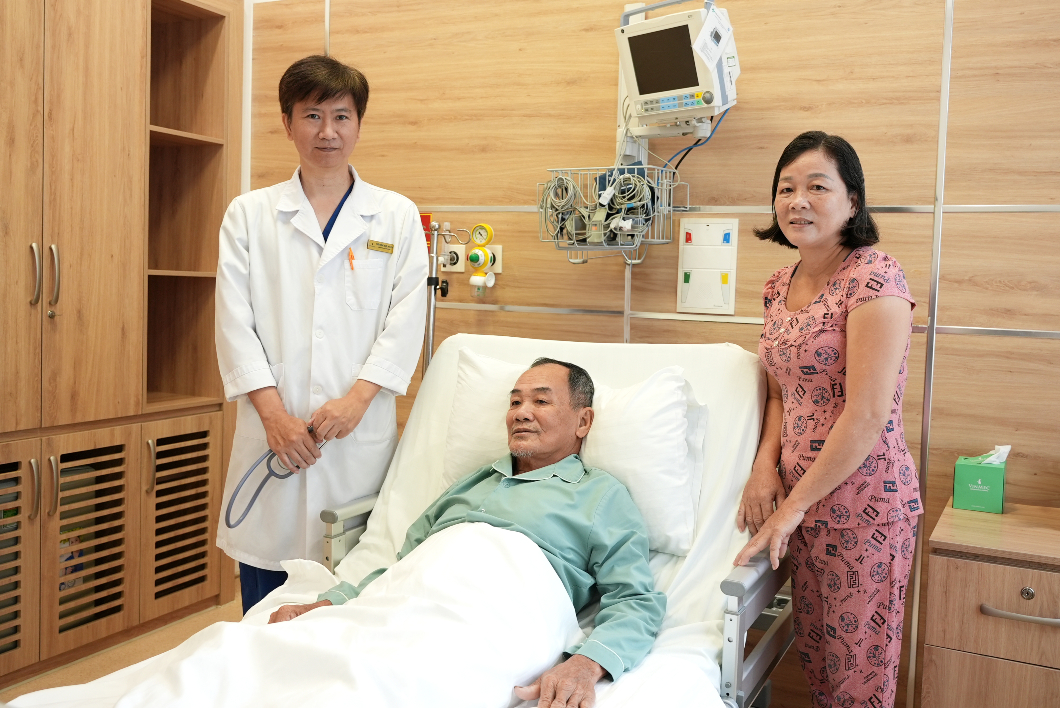 Ông Nhỏ bên người thân và bác sĩ sau ca can thiệp thành công.
