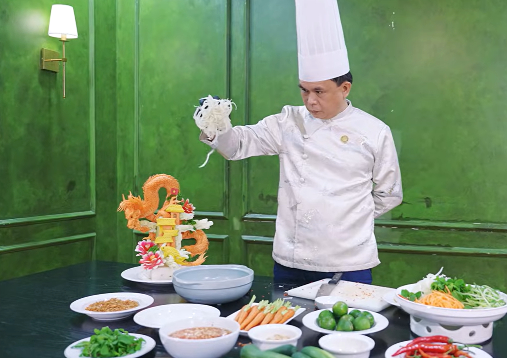 Nghệ nhân Lê Văn Khánh thực hiện món Tôm đồng nộm rau củ