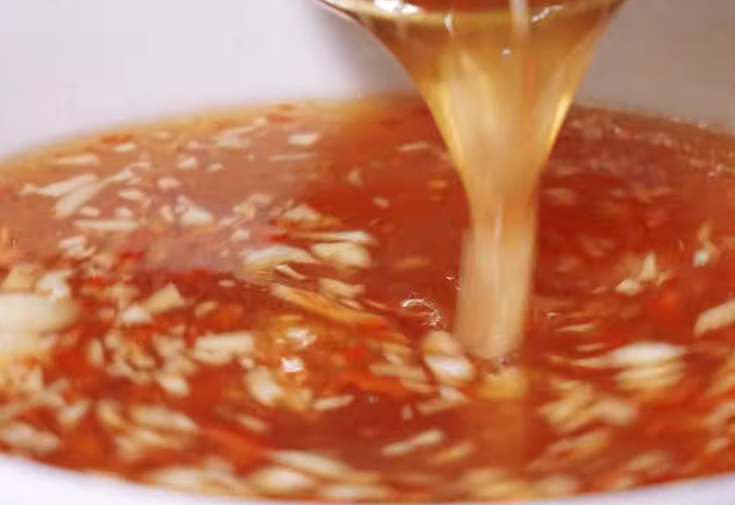 Tôm đồng nộm rau củ – hương vị đồng quê mộc mạc qua tay nghề nghệ nhân Lê Văn Khánh