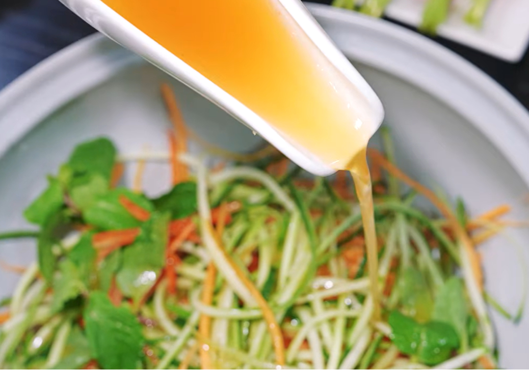 Tôm đồng nộm rau củ – hương vị đồng quê mộc mạc qua tay nghề nghệ nhân Lê Văn Khánh