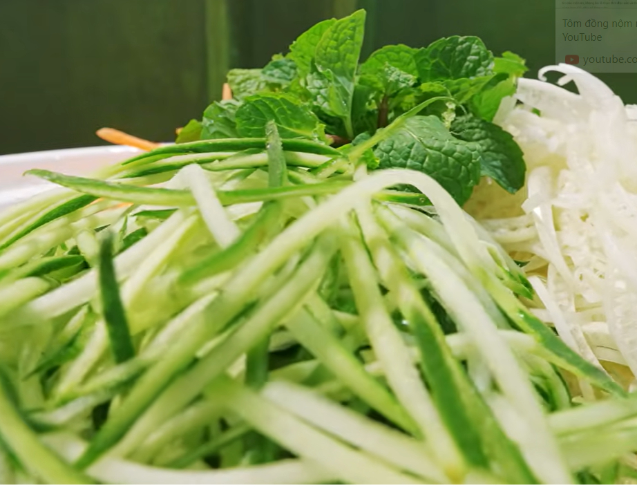 Tôm đồng nộm rau củ – hương vị đồng quê mộc mạc qua tay nghề nghệ nhân Lê Văn Khánh