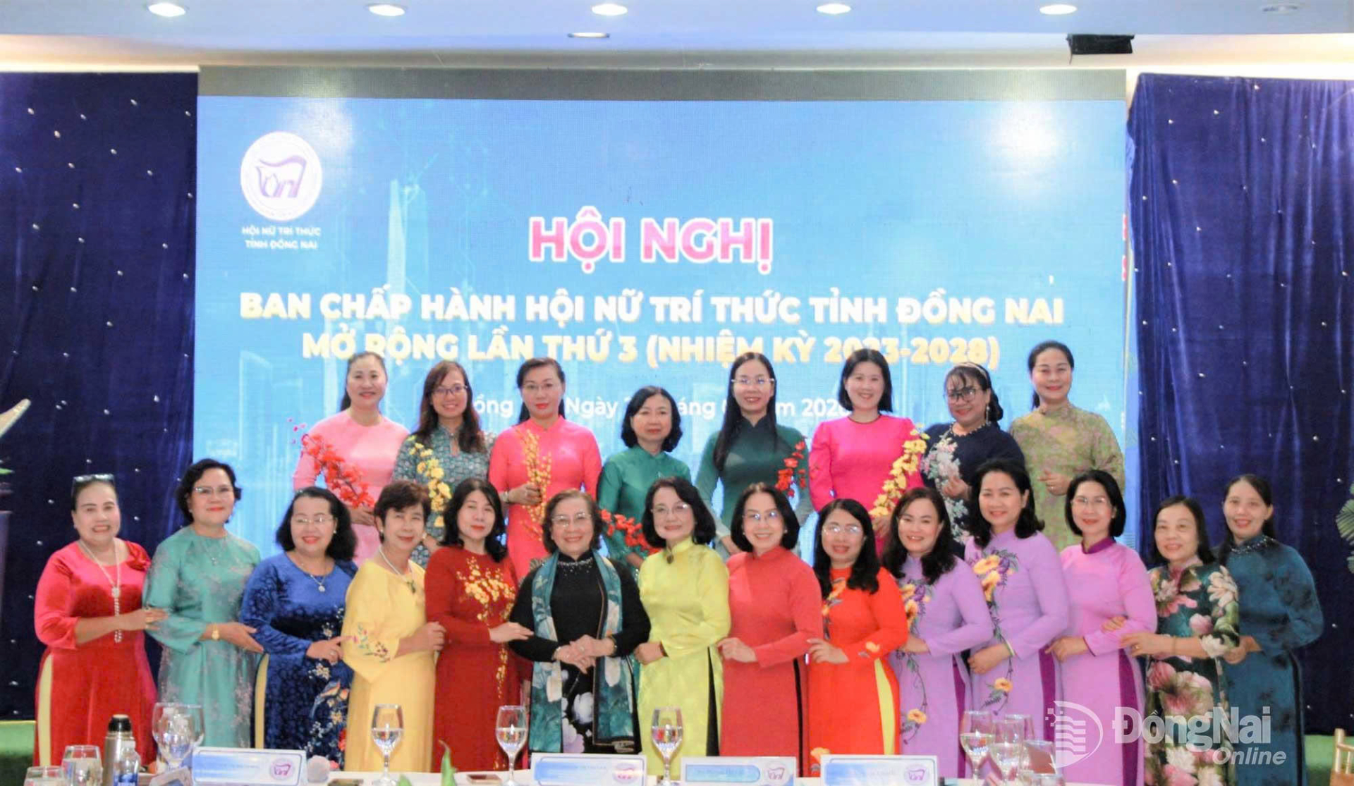  Ban Chấp hành Hội Nữ trí thức tỉnh Đồng Nai nhiệm kỳ 2023-2028 chụp hình lưu niệm. Ảnh: Nga Sơn