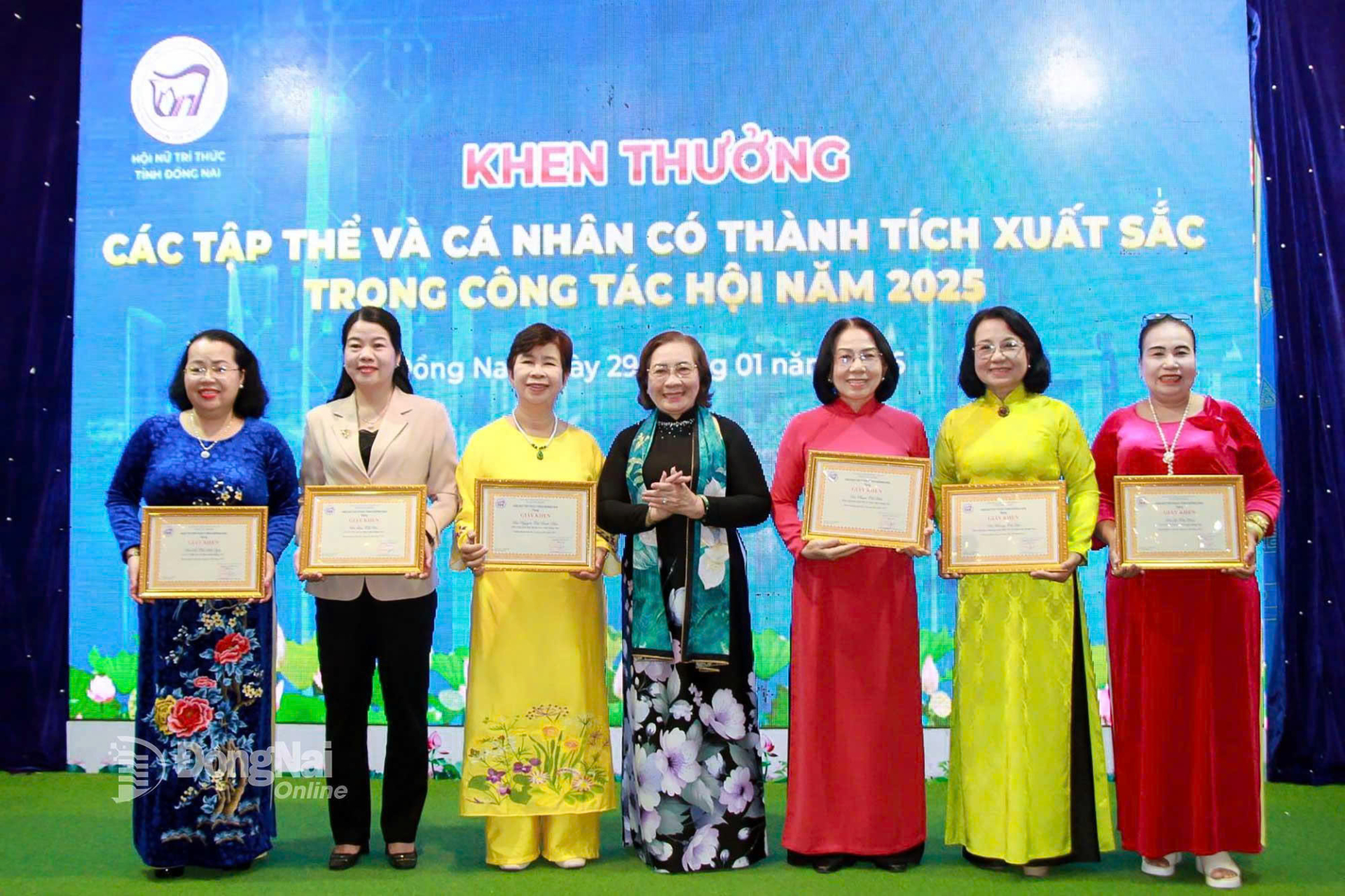  Chủ tịch Hội Nữ trí thức tỉnh Đồng Nai Nguyễn Thị Thu Lan trao giấy khen cho các cá nhân hoàn thành xuất sắc nhiệm vụ năm 2025. Ảnh: Nga Sơn