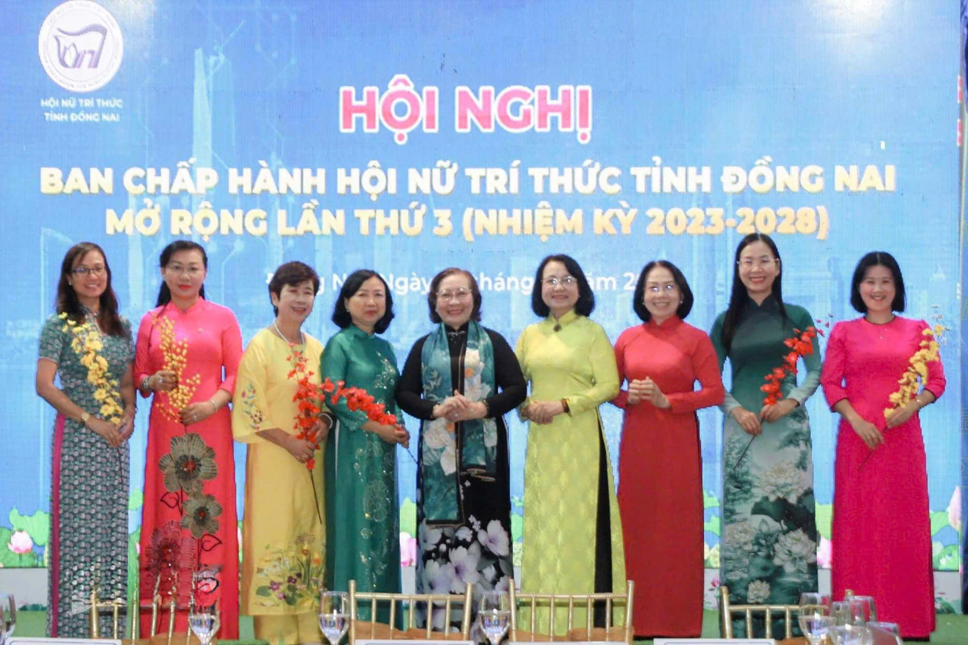 Thường trực Hội Nữ trí thức tỉnh Đồng Nai chúc mừng các ủy viên Ban Chấp hành vừa được bầu bổ sung. Ảnh: Nga Sơn