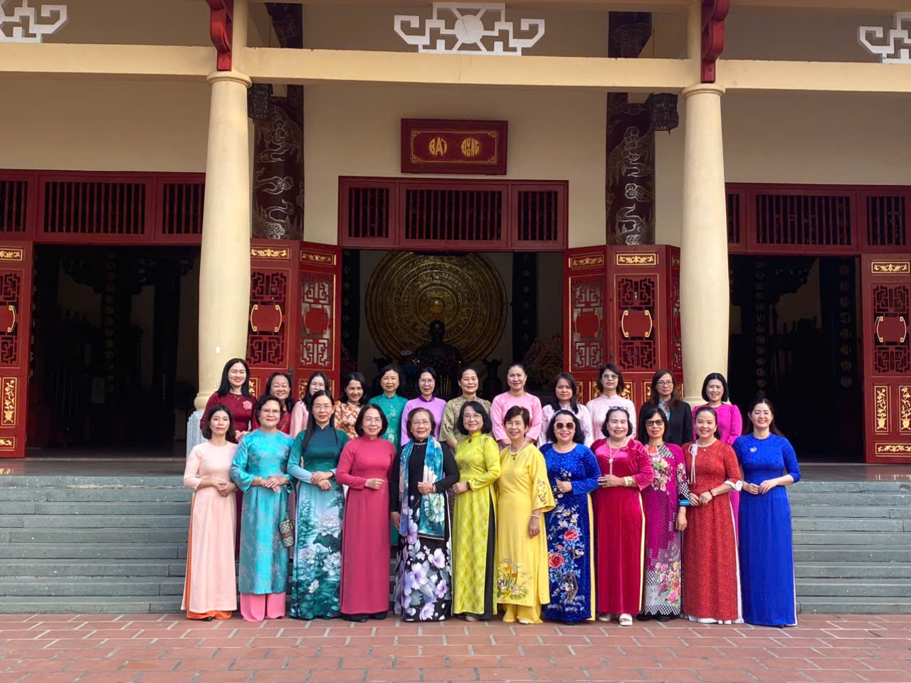 Các đại biểu viếng Văn Miếu Trấn Biên trước khi vào Hội nghị